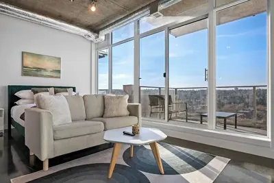 Image de Modern Beltline Studio Balcony Views – Near 17th