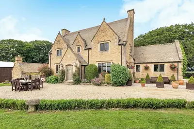 Image de This house is a 6 bedroom(s), 3. 5 bathrooms, located in Cotswolds, .