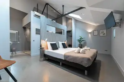 Image de 5 chambres, 5 salles de bains et une cuisine, et chaque chambre dispose d'une table Ă manger