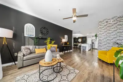 Image de Modern 3-Bed/2-Bath Tampa Apartment: Comfort Meets Convenience for Corporate Travelers