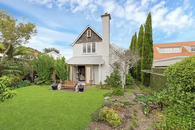 Image de Light-Filled Living and Outdoor Charm
