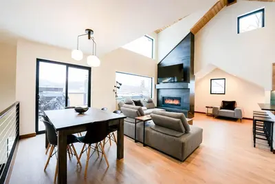 Image de Cloud Nine East - Luxury Downtown Whitefish Condo, 4 Bedrooms, Private Hot Tub &