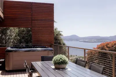 Image de Serenity@Sandy Bay: Family home with Hot Tub