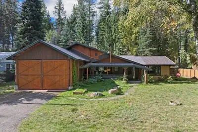 Image de Roomy Cabin in West Glacier Village