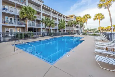 Image de New Listing Walks Out To Pool! Private Beach Access is only a few steps away.