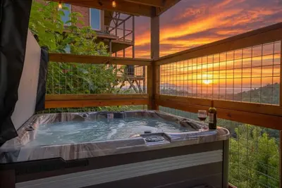 Image de 5-Star Mountain Views • Hot Tub • Blackstone • Game Room • Near Dollywood