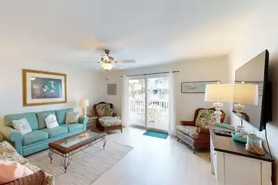 Image de Gorgeous coastal home with shared pool and easy beach access
