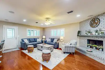 Image de Family friendly spacious home centrally located and close to beaches, dining