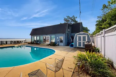 Image de Spacious waterfront house with private heated seasonal pool + dock