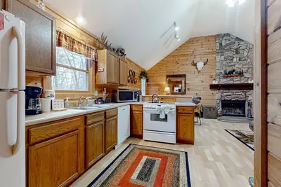 Image de Serene cabin w\/ Free Attraction TIckets, fire pit, screened porch, & hot tub
