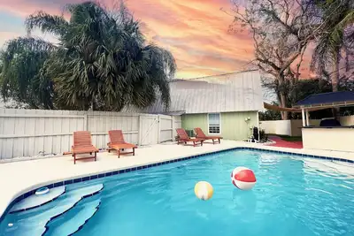 Image de Vero Beach Gem: Pool, Game Room, King Beds, minutes to the beaches. . .