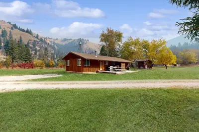 Image de Cozy cabin in pastoral setting w\/wood stove, mountain views, walk to river