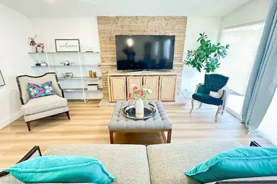 Image de 4-bedroom pool & game room bungalow in Ikea Covina