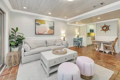 Image de Charming Ssi Bungalow in the heart of Pier Village! Park and walk everywhere