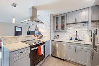 Image de Family-friendly home near Seward Park in Seattle with patio, gas grill and Wifi