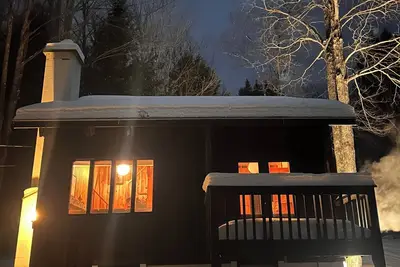 Image de private and cozy 1960s vintage alpine vibes minutes from the mountains