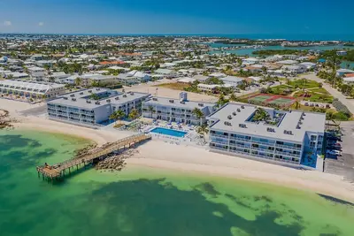 Image de Beachfront 2/2 Condo on Sandy Beach w/ Fishing Pier, Pool, Pickleball & More!