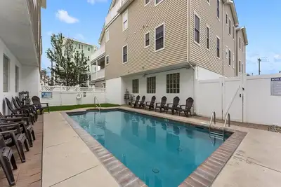 Image de Here'S The One! Pool, Roof Top Deck, 1 Block To Beach & Boards! ! ! Large Condo! !