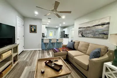 Image de Charming 2-bedroom cottage with full kitchen and WiFi in Pensacola. Sleeps 4.