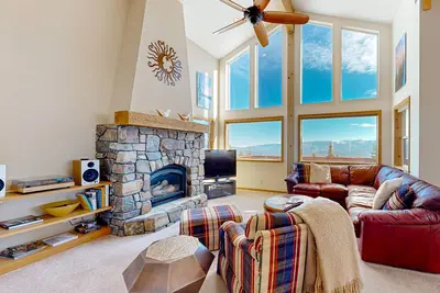 Image de Serene home with mountain views, deck, fireplace, Bbq,