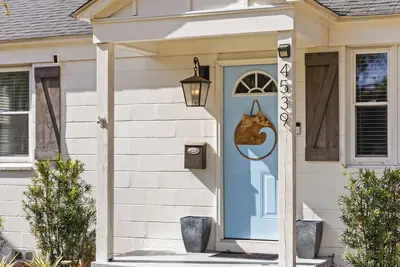 Image de Charming 2-bedroom surf inspired cottage, in the heart of Park Circle and more.