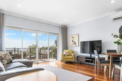 Image de Stylish Sophistication with Leafy Newcastle Views!