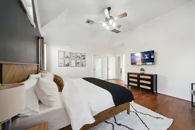 Image de Texas Themed Modern Spacious Getaway w\/ Hot Tub & Games - Pets - Mid Term Stays
