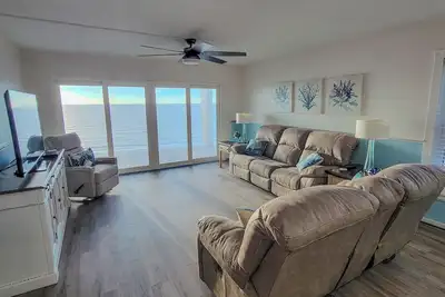 Image de Beachfront Bliss: Stunning Condo Steps from Indian Rocks Beach with Gulf Views!