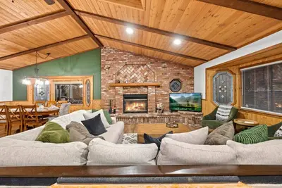 Image de Nest and Needles + Hot Tub + Walk to Ski Shuttle!