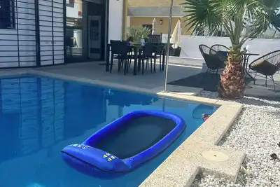 Image de Superbe villa design neuve au calme entre mer et montagne