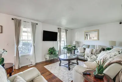 Image de 3 Mi to Diamond Ballroom: Home w/ Fenced Yard!