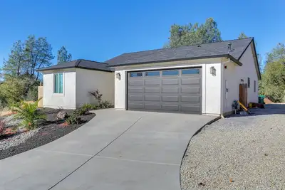 Image de 5 Mi to Shasta Lake: Newly Built Home w/ Backyard!