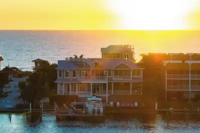 Image de Best of both worlds! Luxury 6000+ sq ft Bay front home also next to Beach