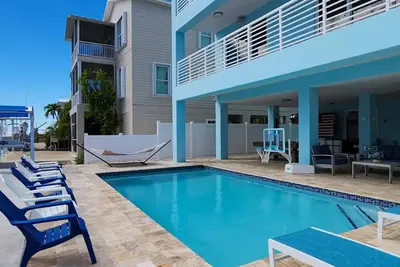 Image de Modern 4 bedroom Keys home “Salt Life” with a pool. This home is on the Canal.
