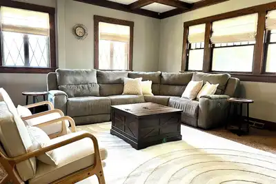 Image de Walk downtown, Charming 3 Br -2 King beds, Porch, Fire Pit, Theatre, Fenced Yard