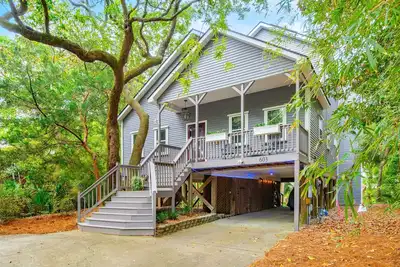Image de 1 block from Beach! Rooftop Deck, Screen Porch, Open Deck, Large Kitchen - Mandan House