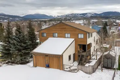 Image de Spacious 7 Bed Retreat, Hot Tub + Ski Hill Views