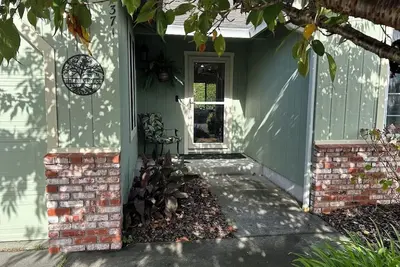 Image de Work at home in this remodeled/newly furnished house; fully fenced/private yard