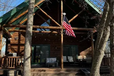 Image de Pet-friendly and Charming Cabin on Northwoods Golf Course