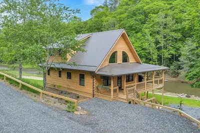 Image de Riverstead Cabin - Riverfront + Wrap Around Porch + Smart TVs + Gas Fireplace + Hot Tub