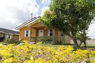 Image de 15min to Ocho Rios-Family sized 2Bed\/2Bath-Pool-Bbq Grill-Gated Complex-100Mbps