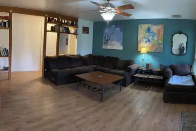 Image de Charming 3-bedroom house with Sauna, Wifi, fenced yard, lots of free parking.
