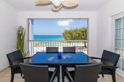 Image de Paradise Awaits! 2-Bed Ocean Front Condo on Seven Mile Beach - Grand Cayman