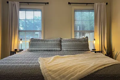Image de Cottonport Cottage-stunning 3\/2 in heart of West Monroe with all King size beds!