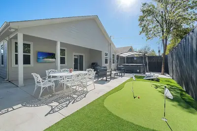 Image de Sleeps 20 in Fw Stockyards w HotTub & MiniGolf