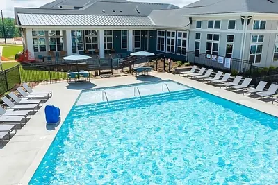 Image de Modern Comfort Near Mooresville's Attractions