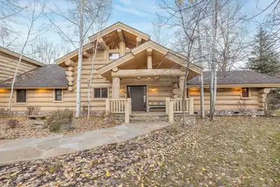 Image de South Fork Retreat. Private Luxury 6-bedroom cabin w/Ac and Private pond.