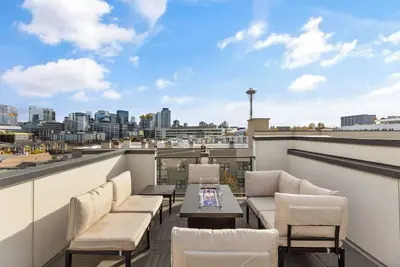 Image de Rooftop Space Needle Views - Seattle Townhome