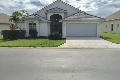 Image de Florida home in Sabal Springs Golf and Racquet Club amenity-rich 55+ Community