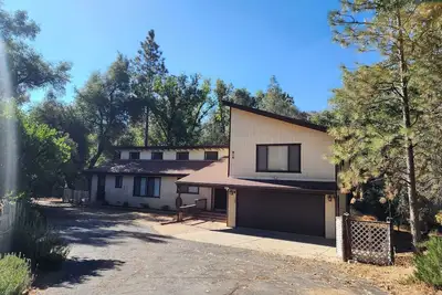 Image de New Cozy 3-Bed Cabin in Oakhurst! Ac, Arcade games, Pet-Friendly, Near Yosemite!